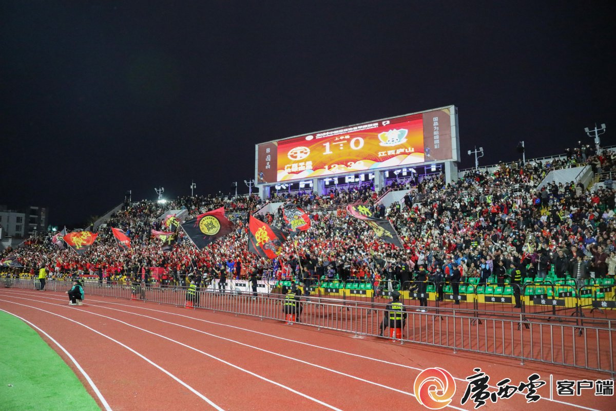 包含沸腾的现场:球迷热情高涨,助威声不断的词条 包含沸腾的现场:球迷热情高涨,助威声不断的词条