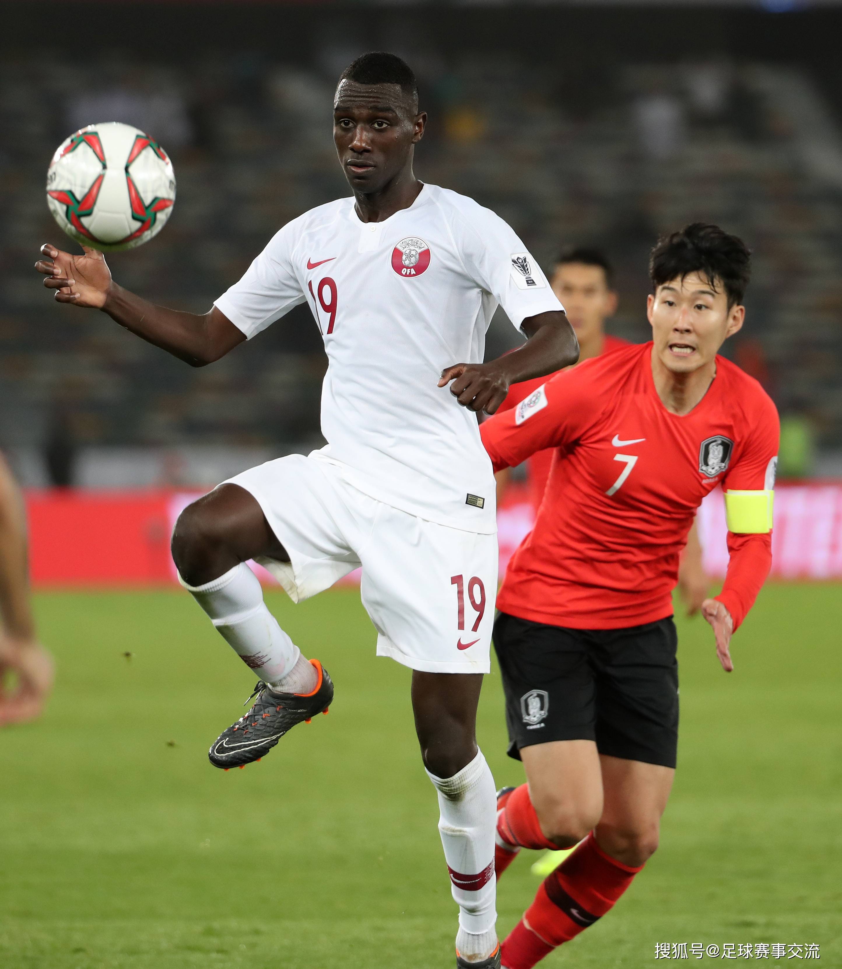 开云体育登录-一场世界级足球赛事中，一名实力强劲球员突破封防的简单介绍