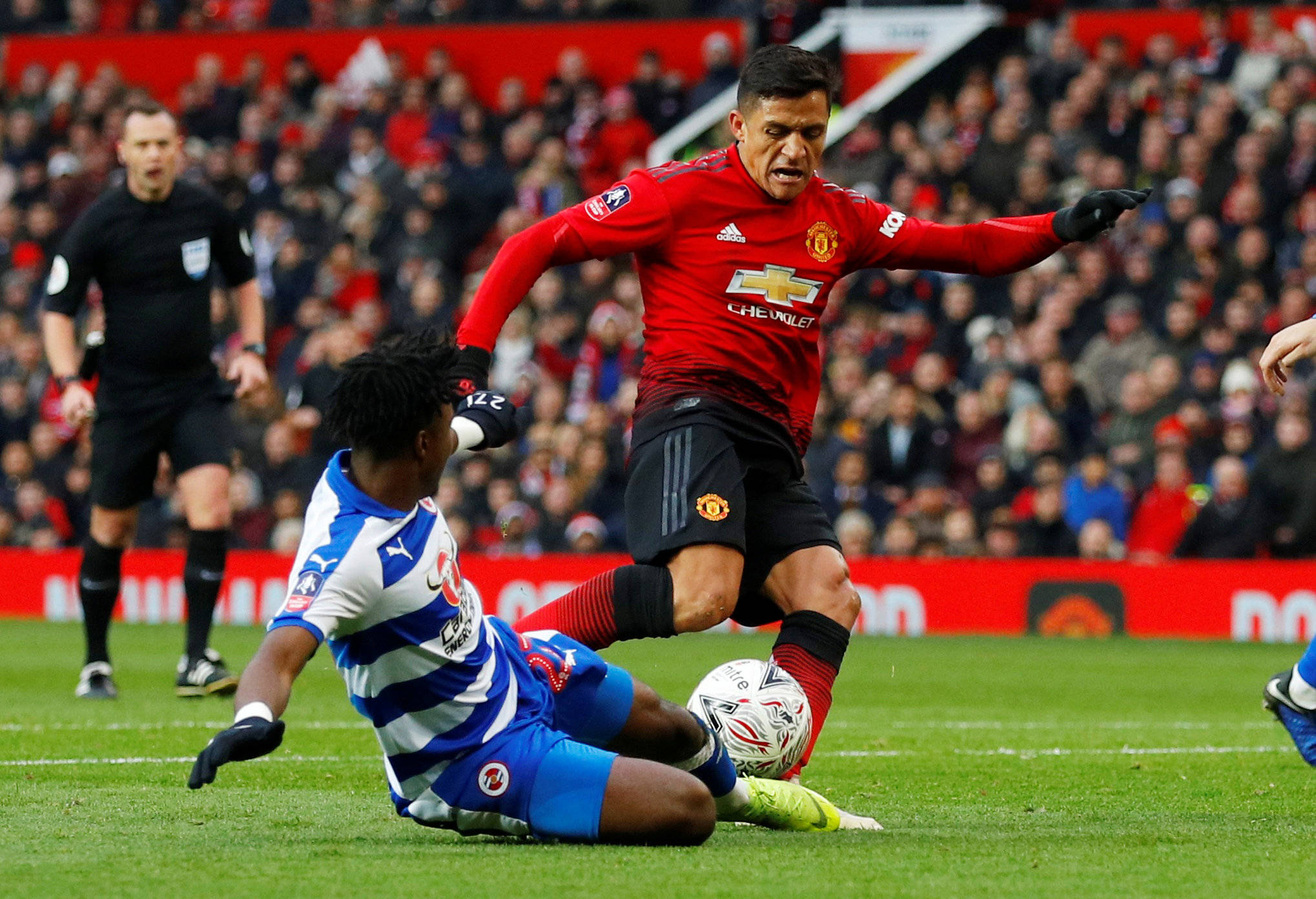 一场世界级足球赛事中,一名实力强劲球员突破封防的简单介绍 一场世界级足球赛事中,一名实力强劲球员突破封防的简单介绍