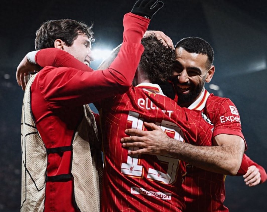 里尔射门多次被挡,难以突破对手防线 里尔射门多次被挡,难以突破对手防线