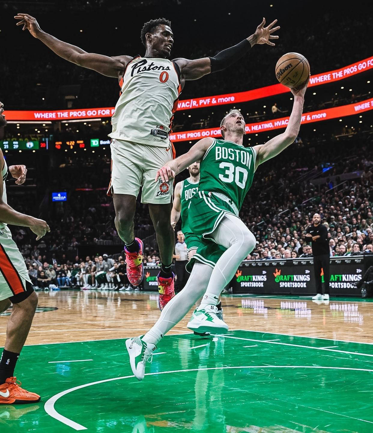 关于东部赛区新秀出众，力压西部球员成为本赛季焦点的信息