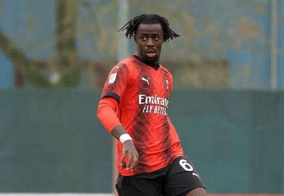 AC米兰预备队球员提前进入一线队训练 AC米兰预备队球员提前进入一线队训练