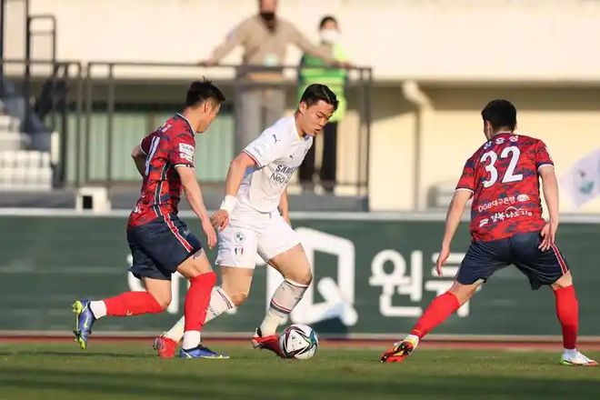 包含强强对抗,赛场火爆引发热议的词条 包含强强对抗,赛场火爆引发热议的词条