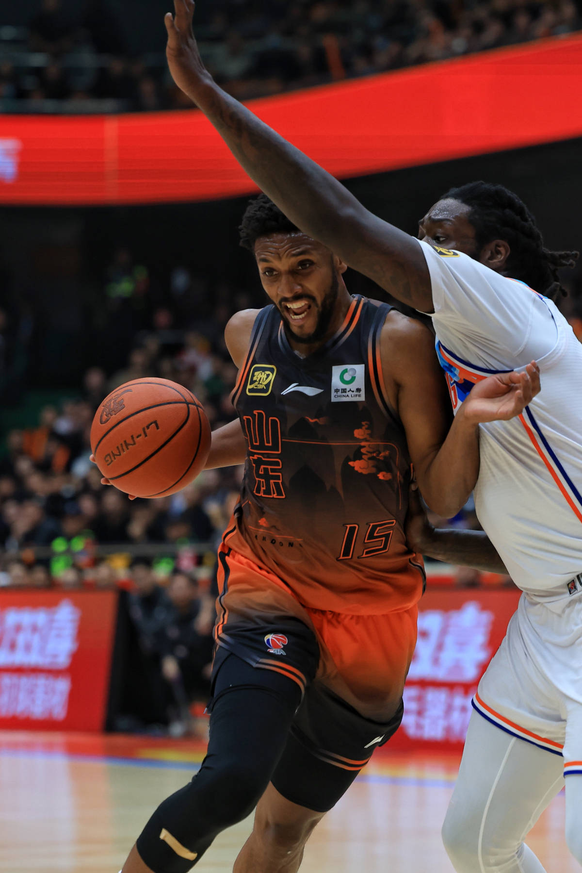 篮球职业联盟举办重要比赛,球迷热情高涨 篮球职业联盟举办重要比赛,球迷热情高涨