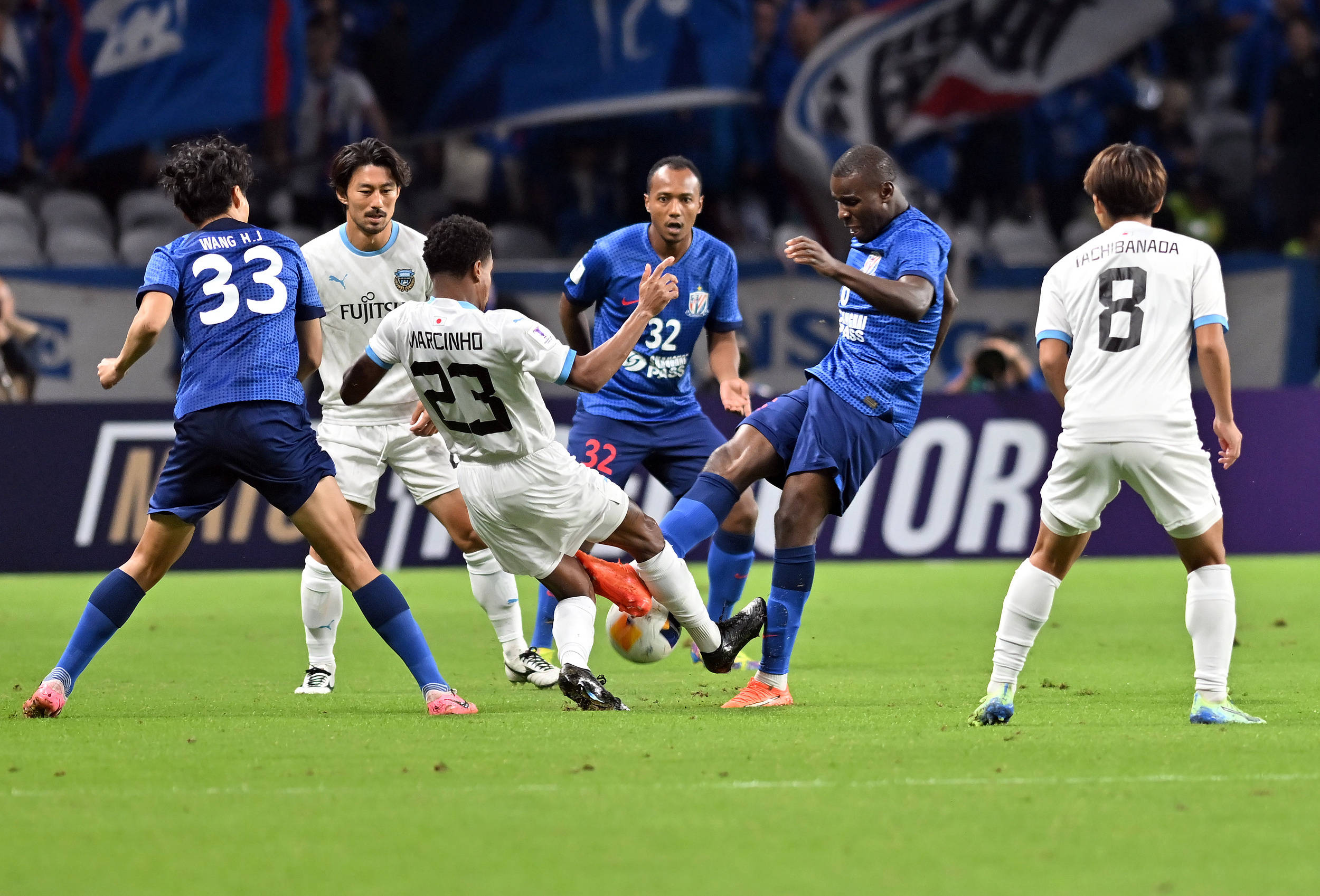 足球联赛竞争激烈,球队争夺胜利的简单介绍 足球联赛竞争激烈,球队争夺胜利的简单介绍