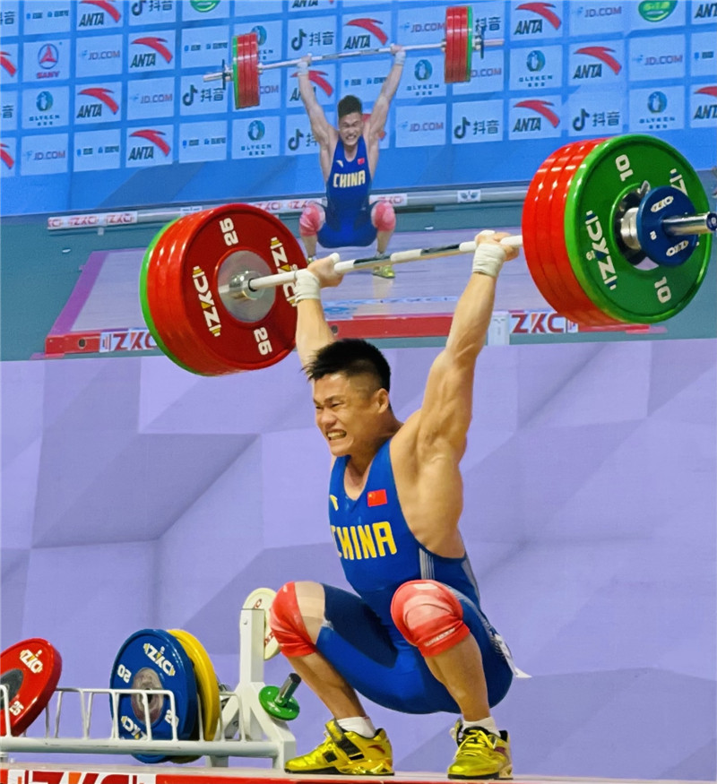 举重赛场上，选手力压群雄，轻松夺冠的简单介绍