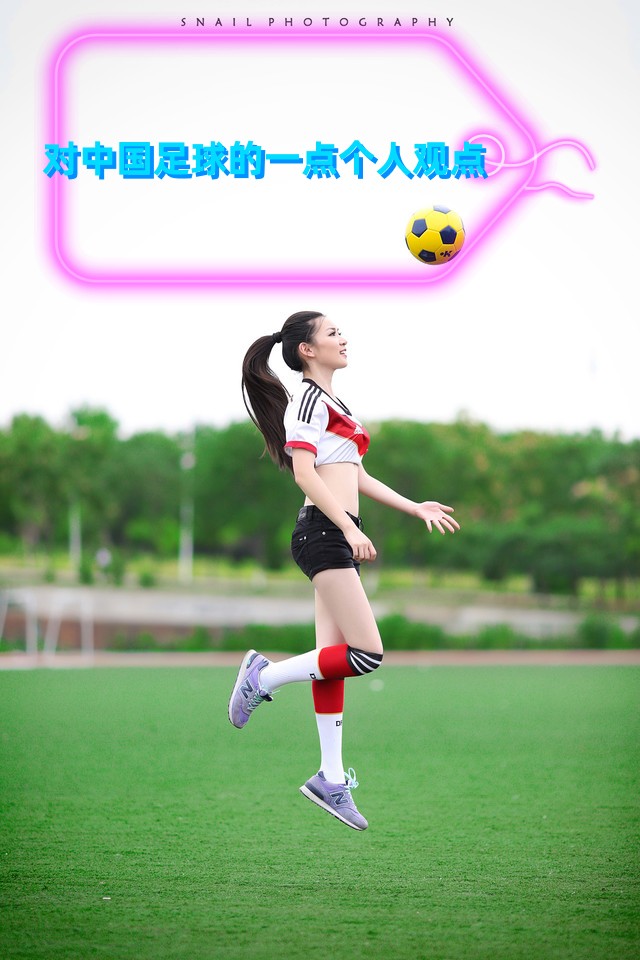 运动员们在足球场上正尽情释放自己的能量 运动员们在足球场上正尽情释放自己的能量