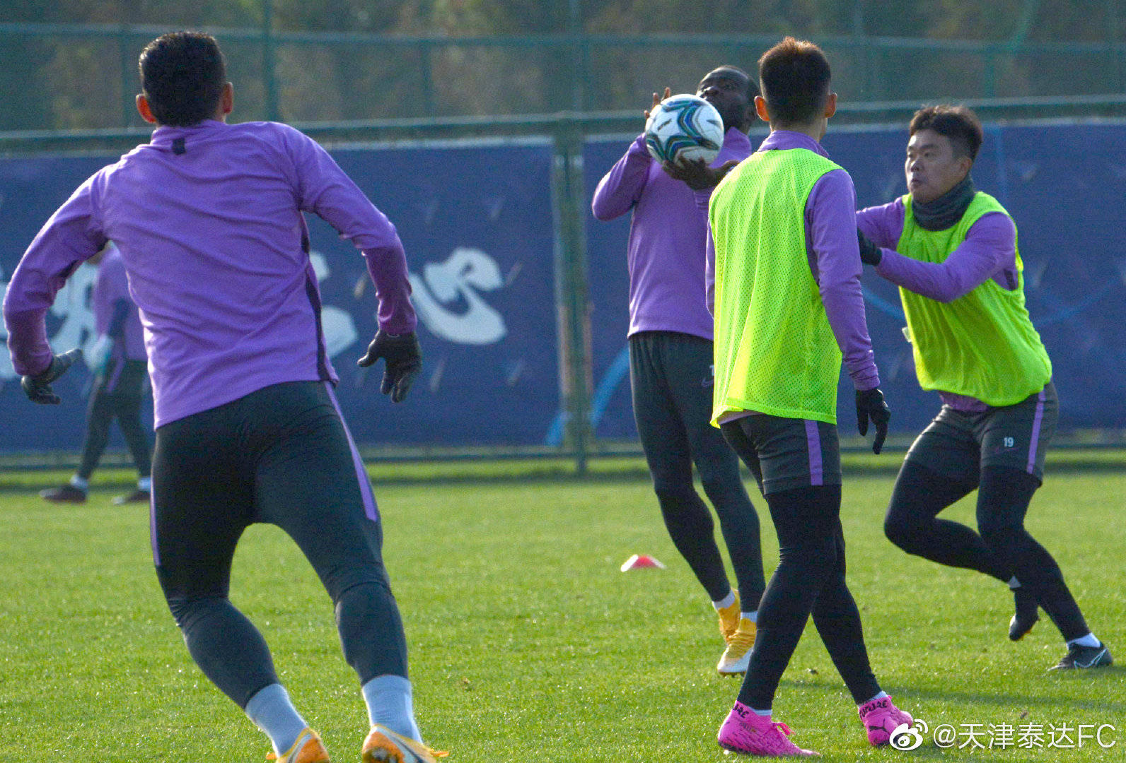 天津泰达展示壮志,备战浙江绿城 天津泰达展示壮志,备战浙江绿城