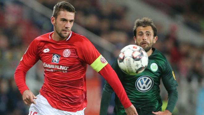 包含沙尔克客场捧走三分，击败美因茨的词条