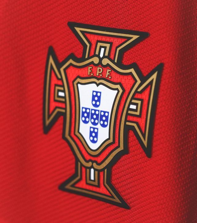 包含葡萄牙战平塞尔维亚，小组头名位置不变的词条