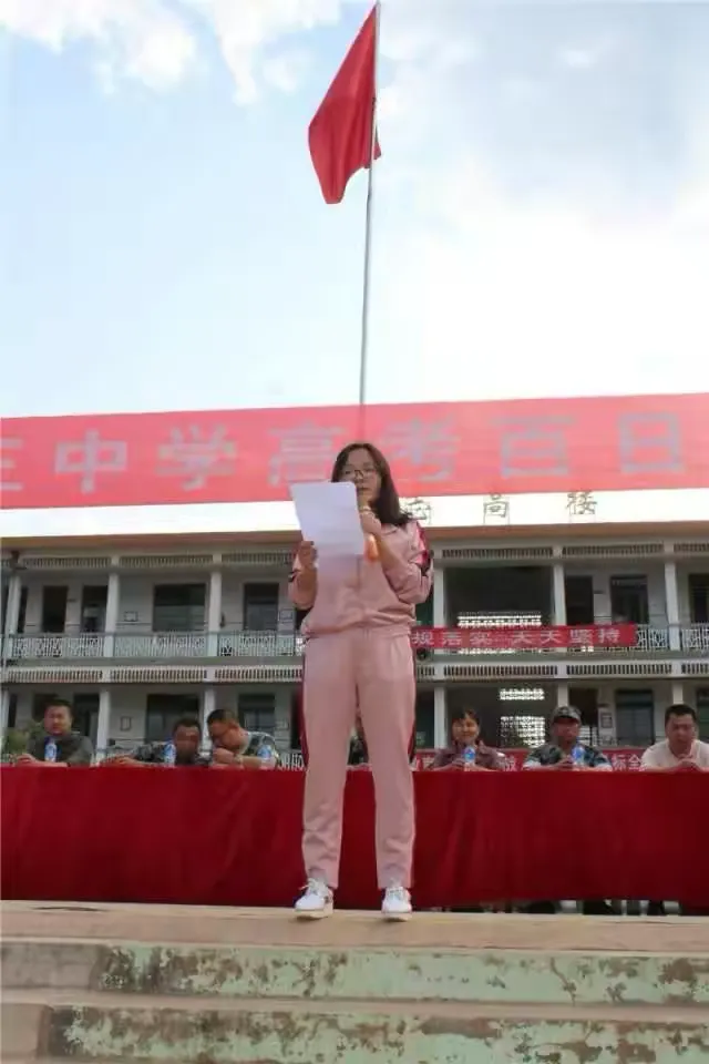 足球锦标赛球队争分夺秒,全力以赴争胜 足球锦标赛球队争分夺秒,全力以赴争胜