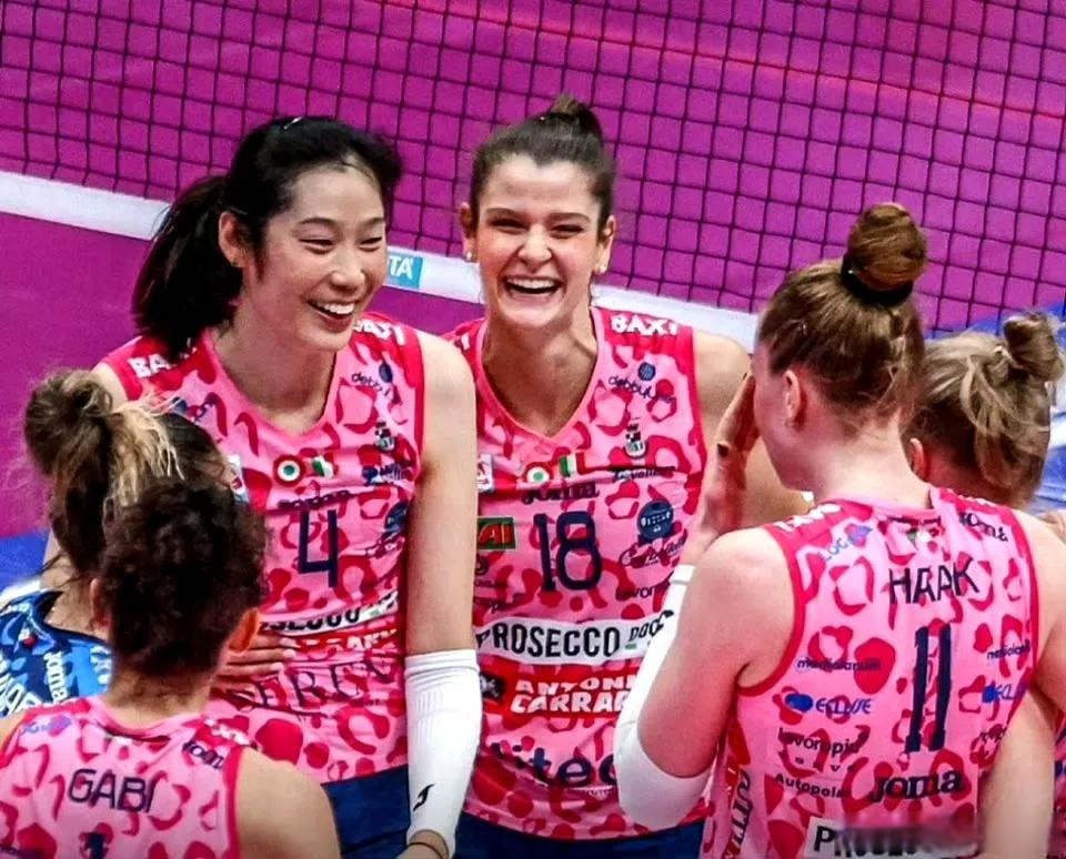 意大利赛场,女足运动员华丽转身赢得掌声 意大利赛场,女足运动员华丽转身赢得掌声