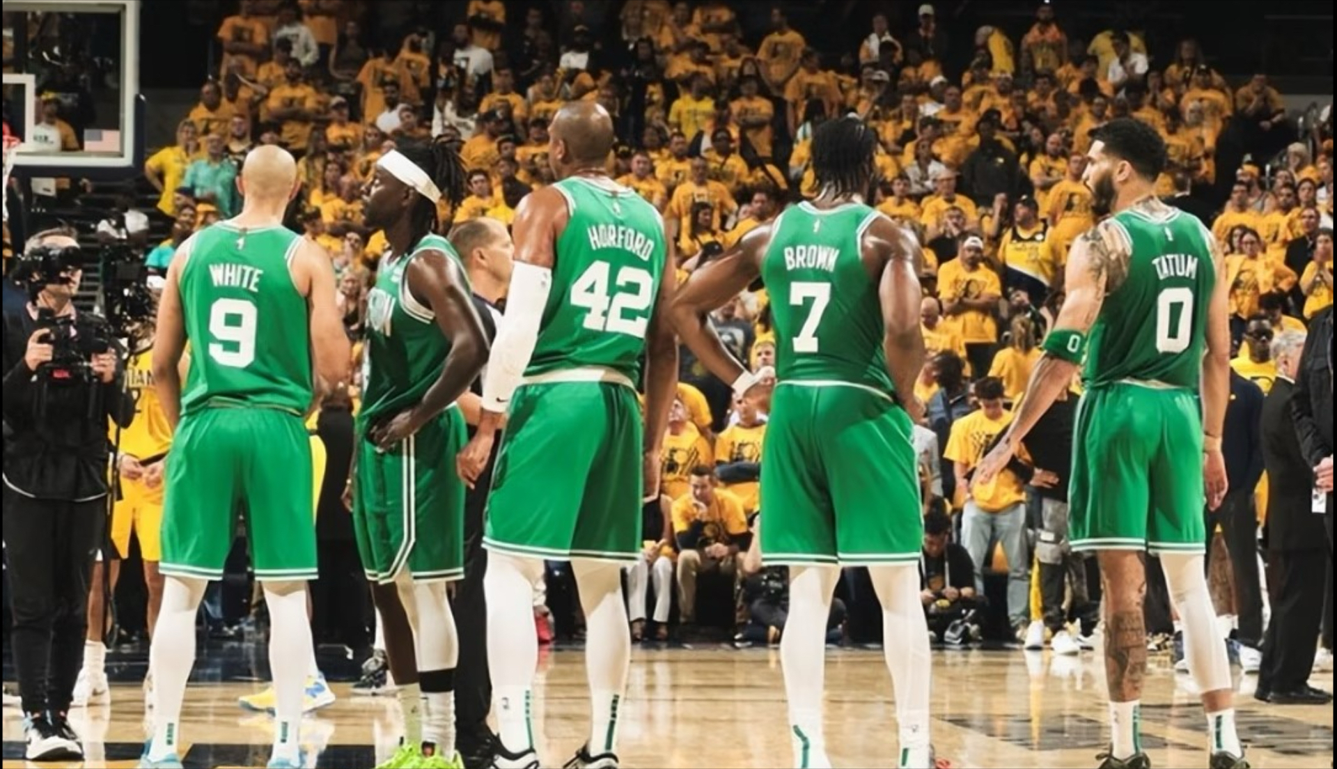 美国运动员在篮球赛中取得胜利,晋级决赛 美国运动员在篮球赛中取得胜利,晋级决赛