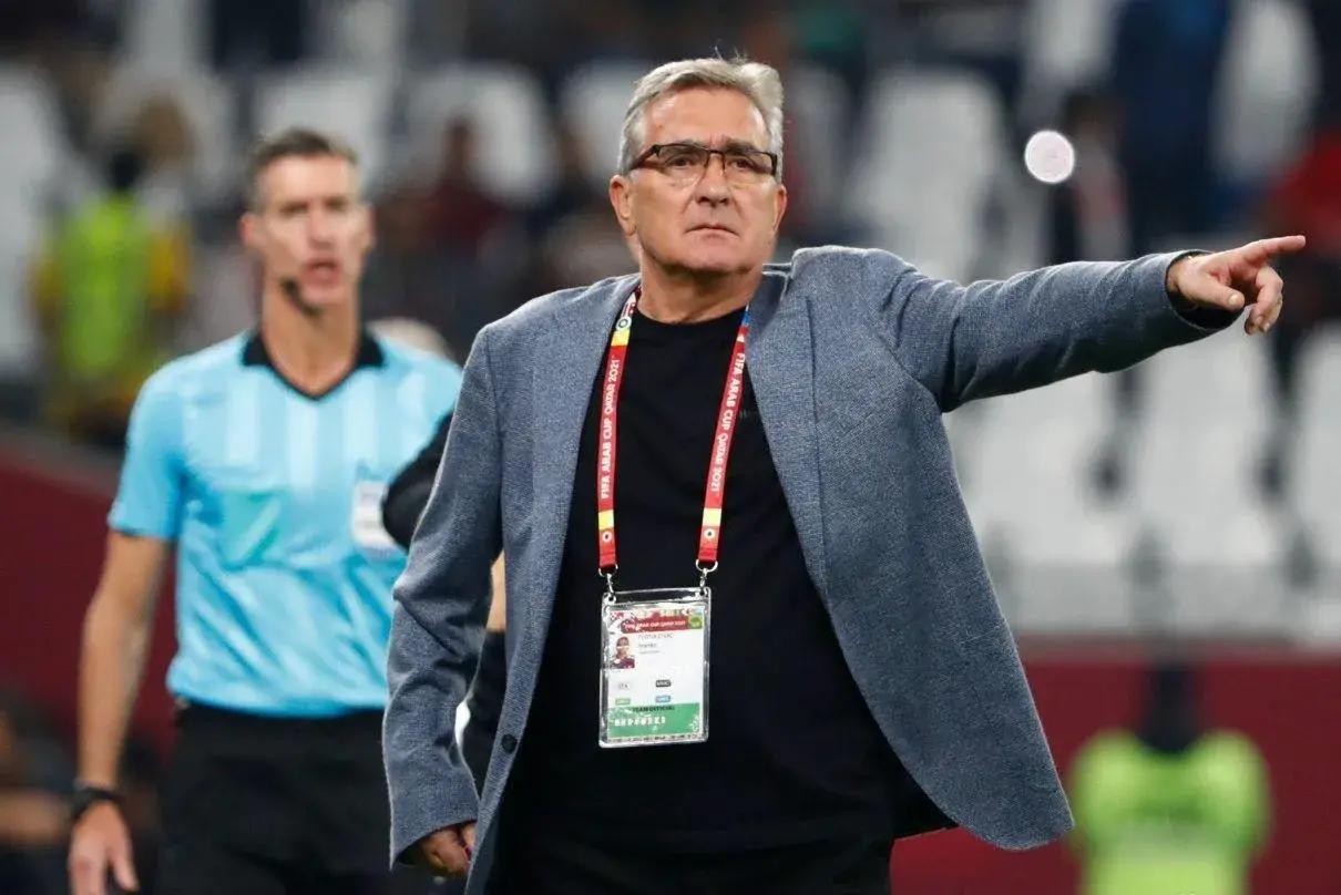 主教练因成绩不佳遭解雇,球队转入危机 主教练因成绩不佳遭解雇,球队转入危机