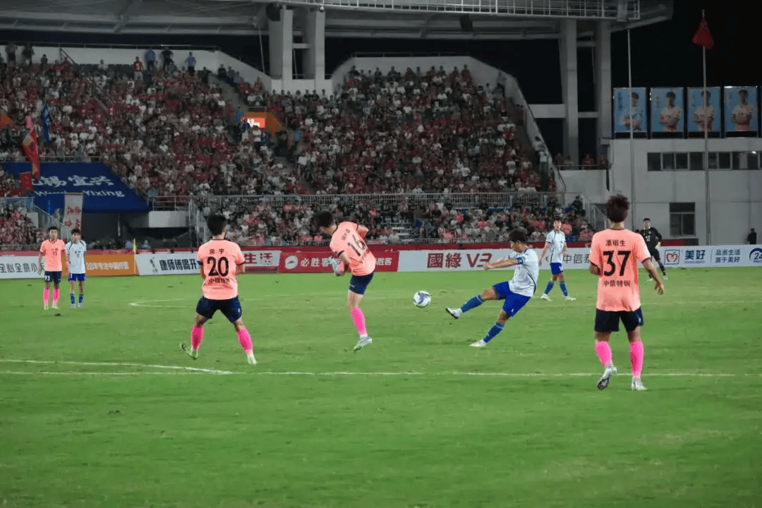 关于强队间对决的激烈拼抢,场上反复激烈变化的信息 关于强队间对决的激烈拼抢,场上反复激烈变化的信息