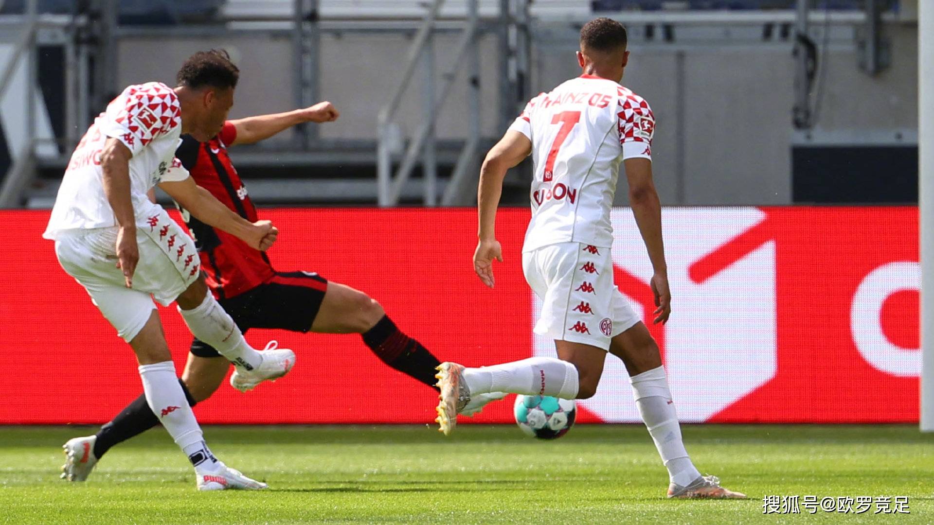 美因茨豪取三分,成功逆转比分获取胜利的简单介绍 美因茨豪取三分,成功逆转比分获取胜利的简单介绍