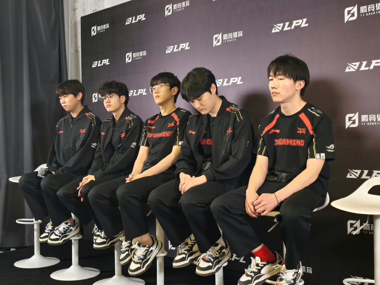 BLG鏖战T1,Zeus打出惊人五杀激烈交锋成都决赛之夜,锁定晋级资格的简单介绍 BLG鏖战T1,Zeus打出惊人五杀激烈交锋成都决赛之夜,锁定晋级资格的简单介绍