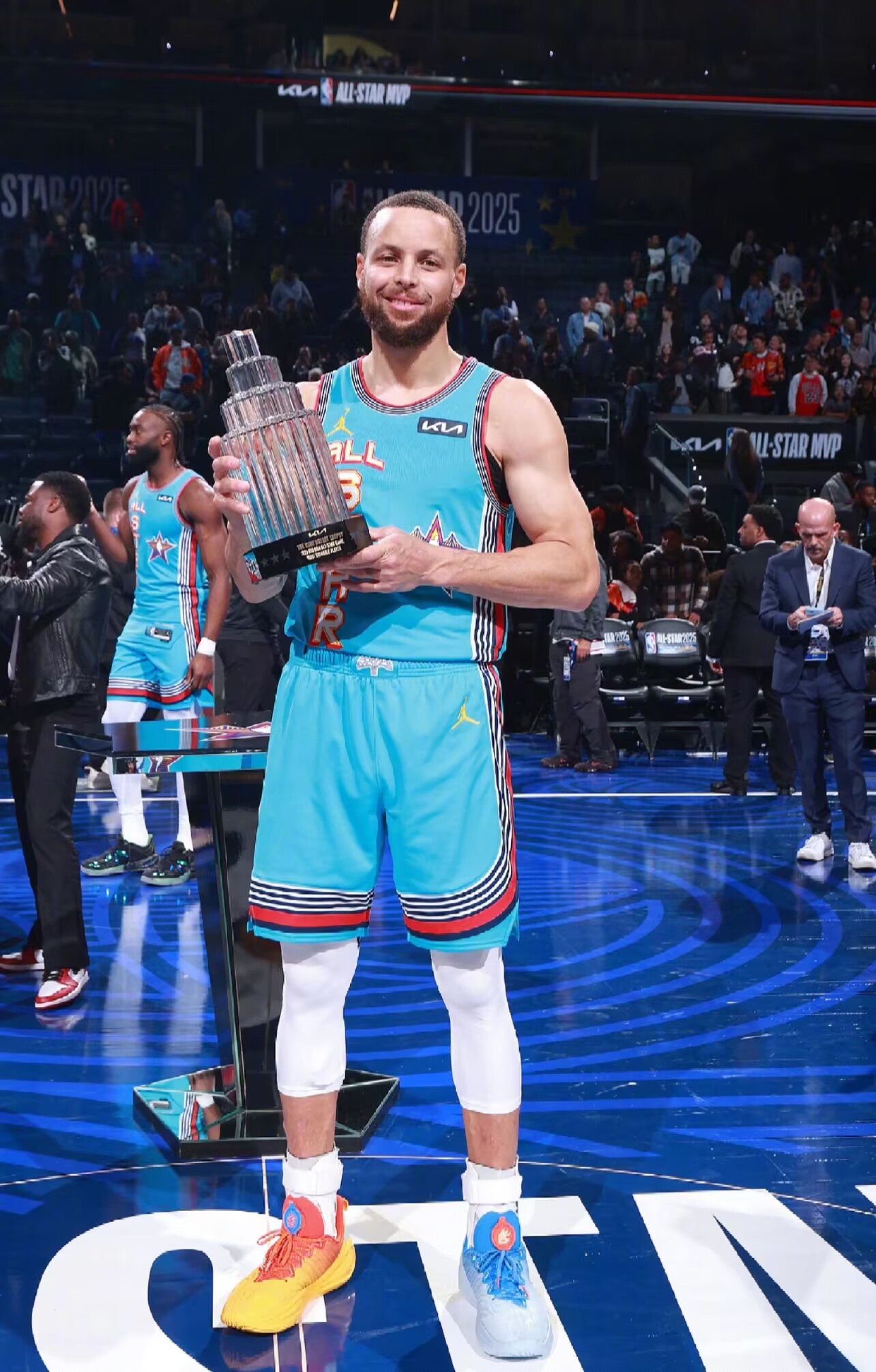 勇士继续高歌猛进,库里表现抢眼 勇士继续高歌猛进,库里表现抢眼