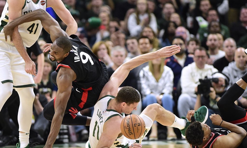 雄鹿主场惜败猛龙,遭遇两连败 雄鹿主场惜败猛龙,遭遇两连败