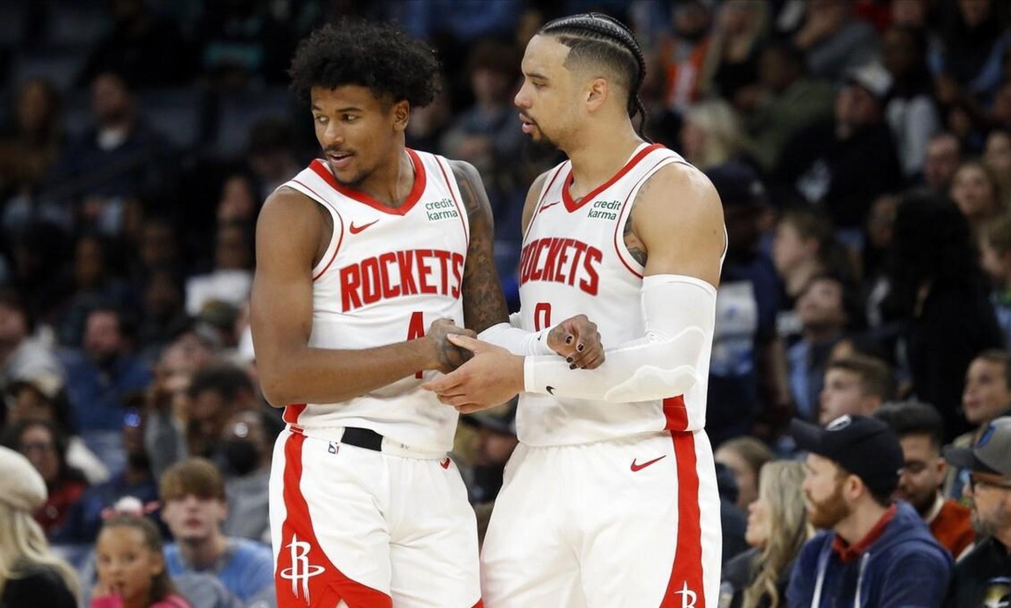 火箭不敌马刺,球队困在季后赛边缘 火箭不敌马刺,球队困在季后赛边缘