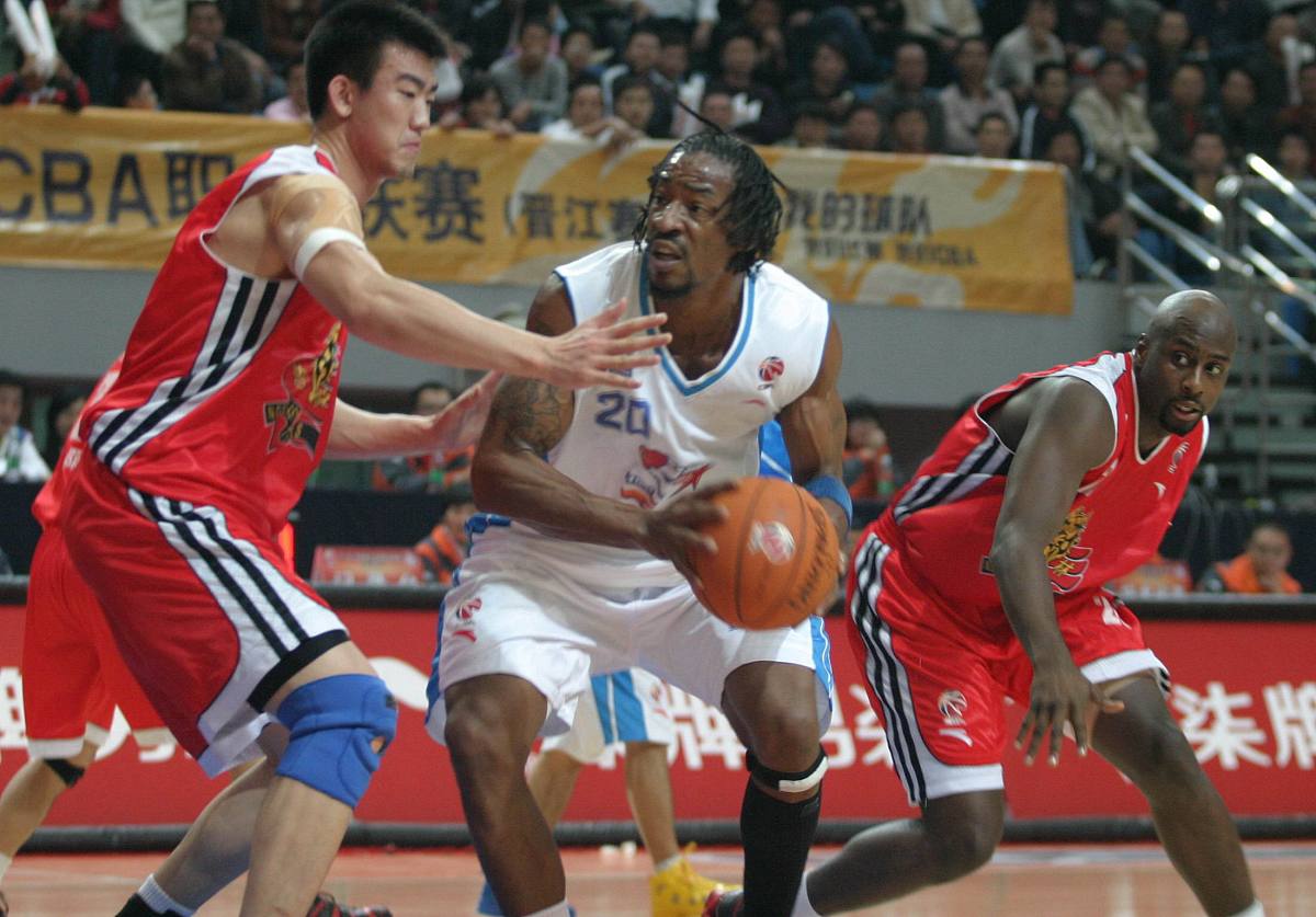 比赛中球员的进攻和防守之间的激烈对抗