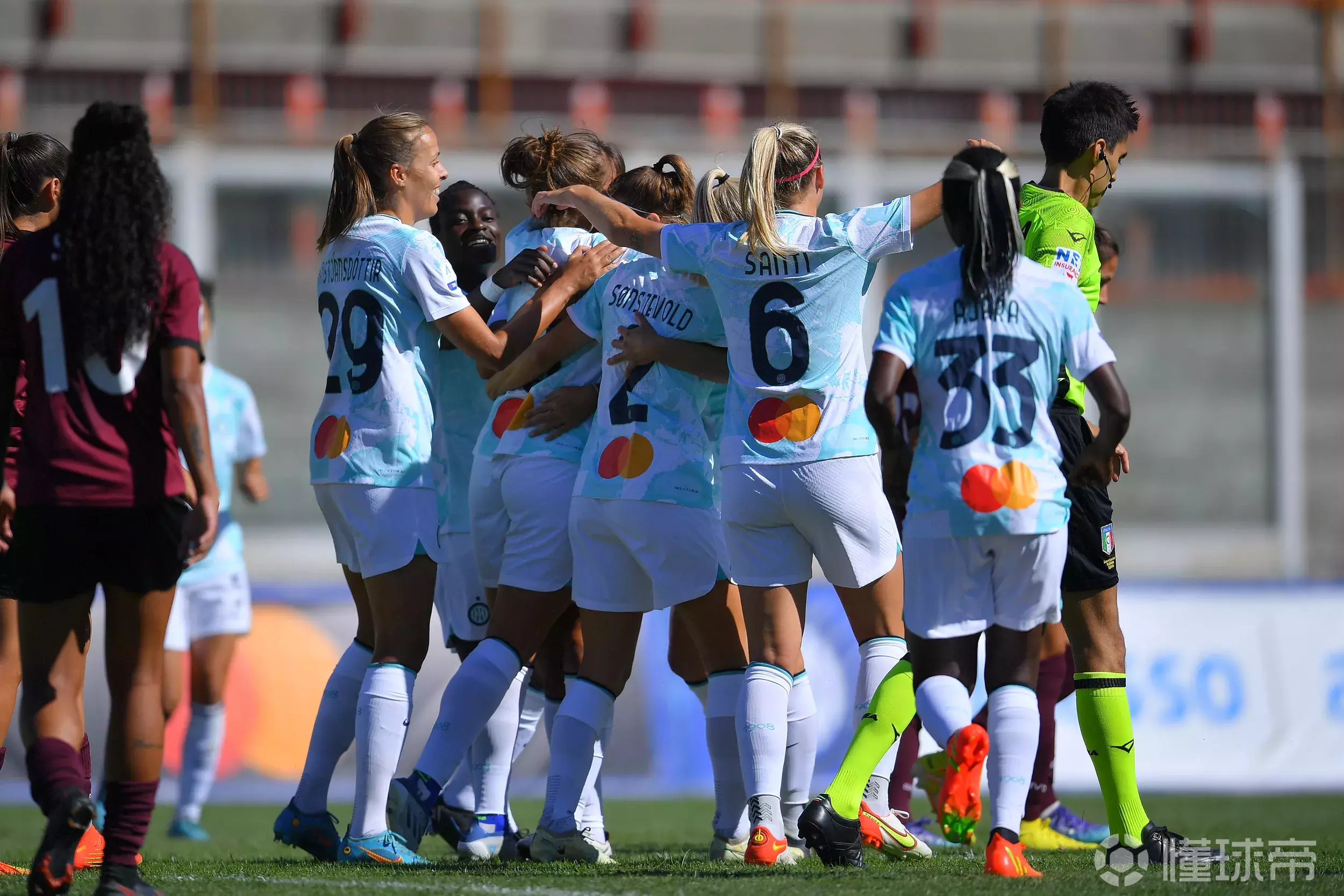 意大利女足选手在比赛中表现出色,引发热议 意大利女足选手在比赛中表现出色,引发热议