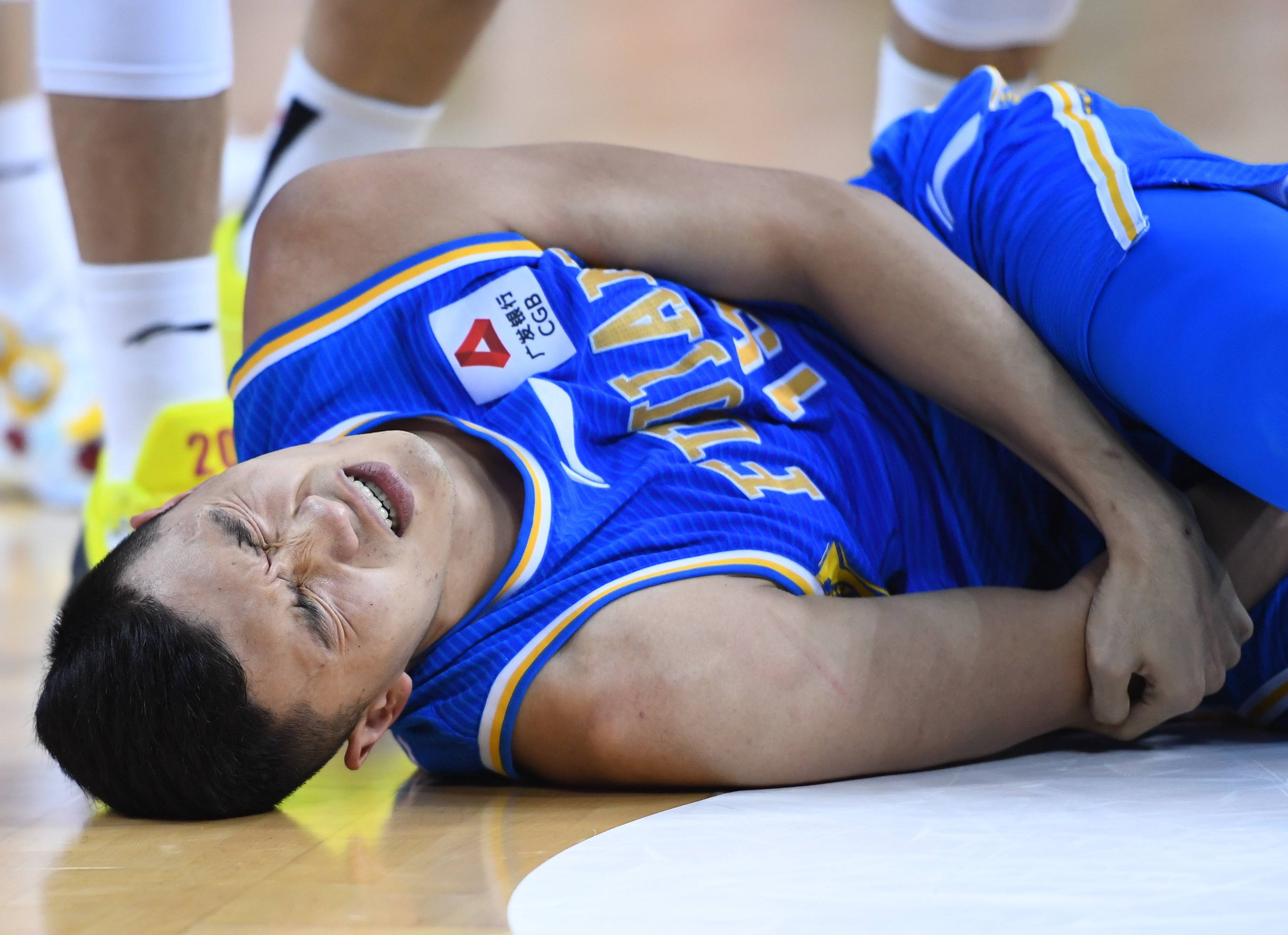 中国职篮联赛中球员受伤情况频发，引发关注