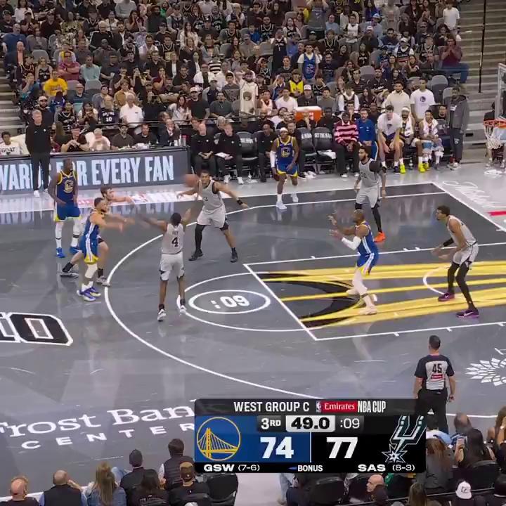 勇士翻盘北京队，库里点燃赛场