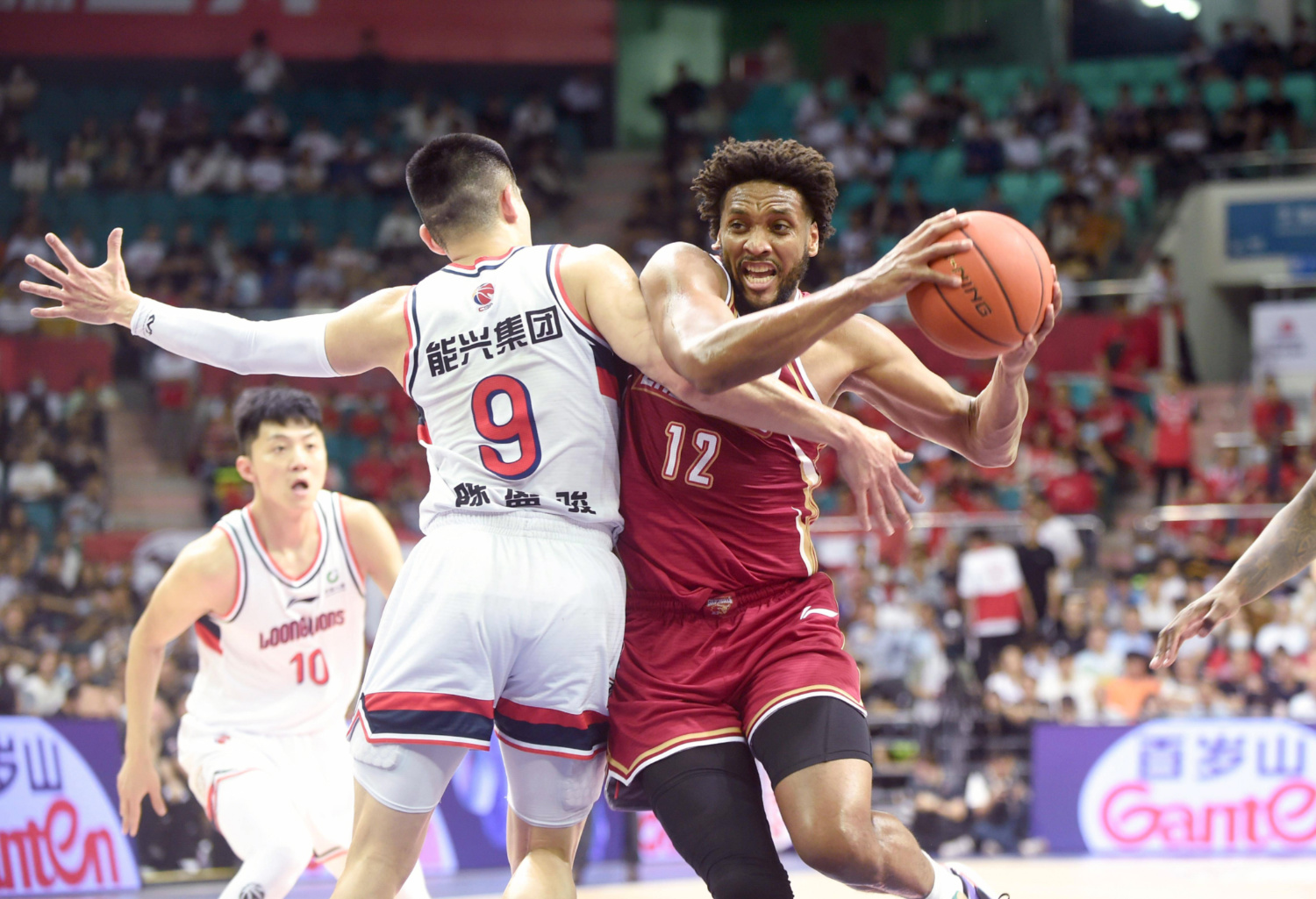 山东队横扫广东队,哈登扛起全队 山东队横扫广东队,哈登扛起全队