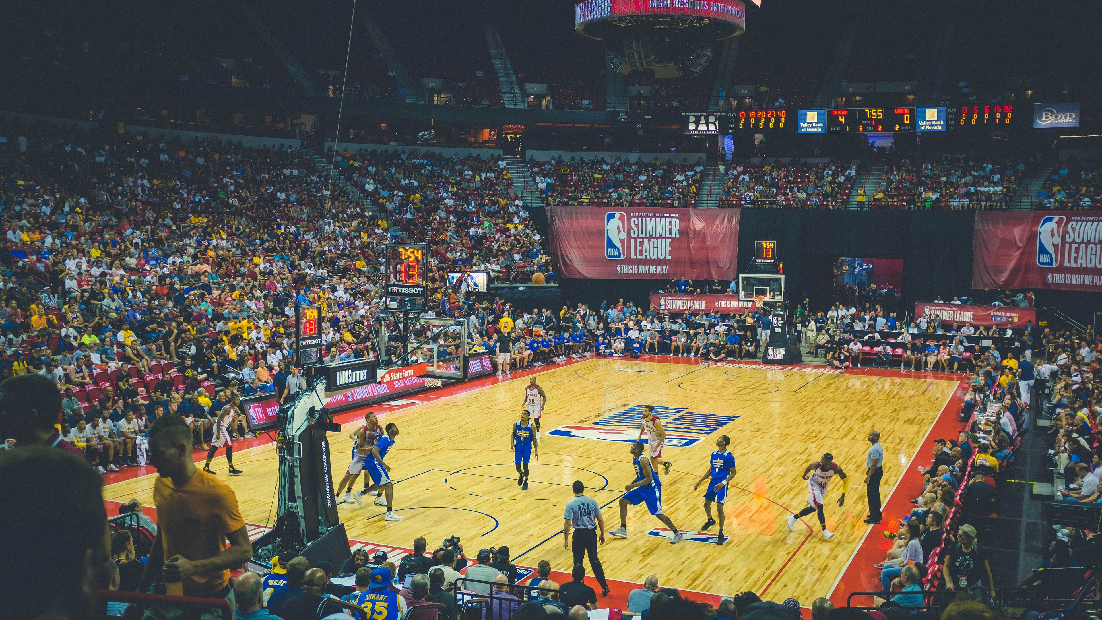 开云体育下载-绿茵与硬木的巅峰交响，论压制之美的战术共鸣